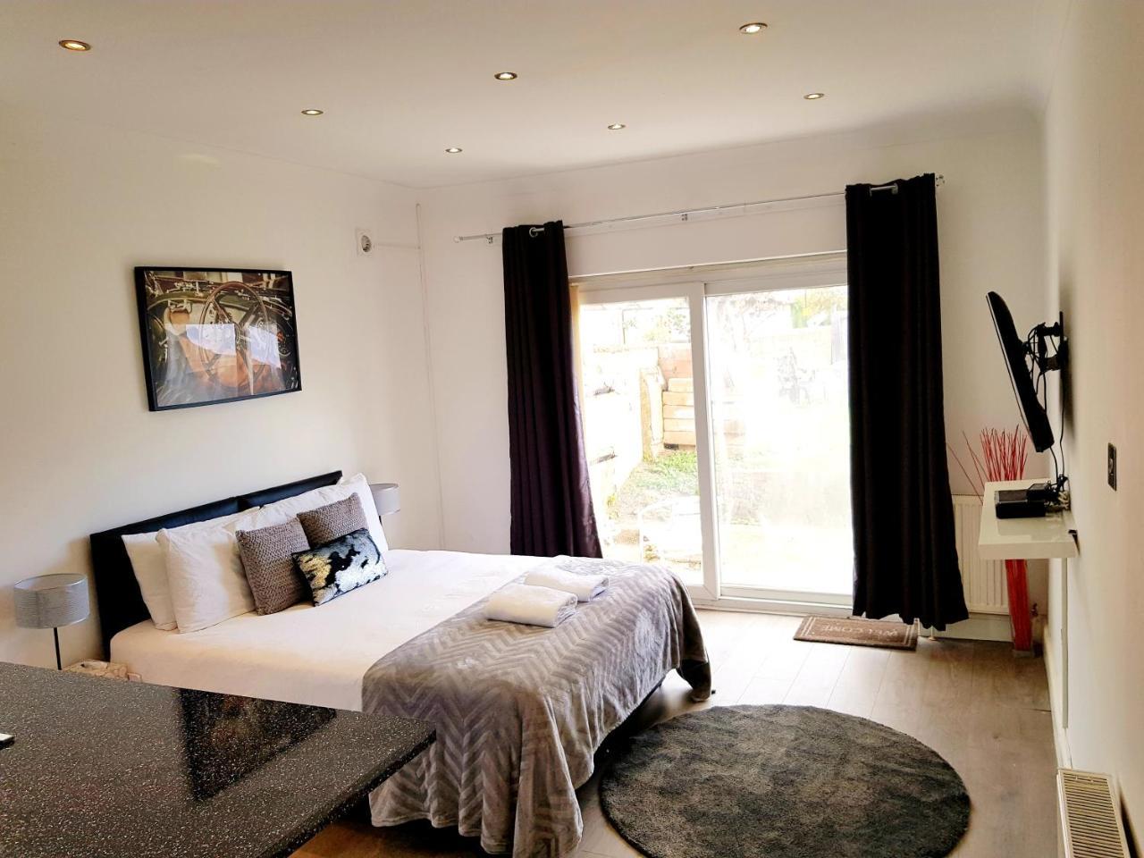 Cogie Abode Bed & Breakfast Enfield Room photo