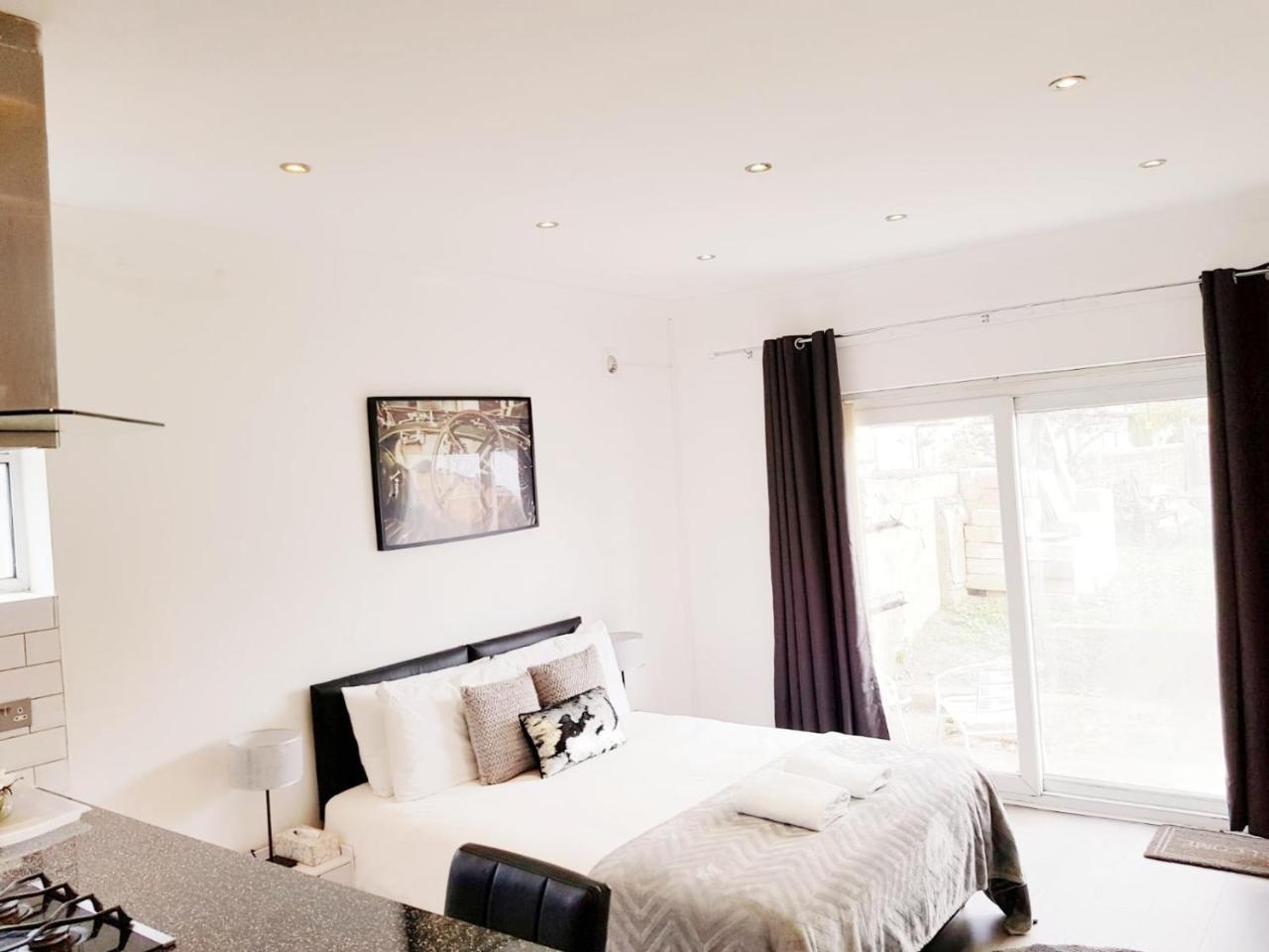 Cogie Abode Bed & Breakfast Enfield Exterior photo